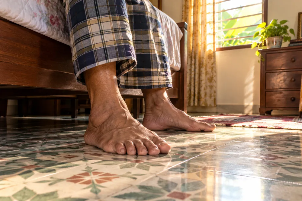 Kaki pijak lantai mozek pagi, rasa selesa